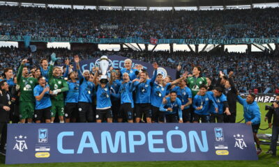 Jucatorii lui Belgrano celebrand castigarea trofeului Turneului Apertura dupa victoria obtinuta in fata celor de la River Plate, FOTO/ Julio Mancini/ SportPulse