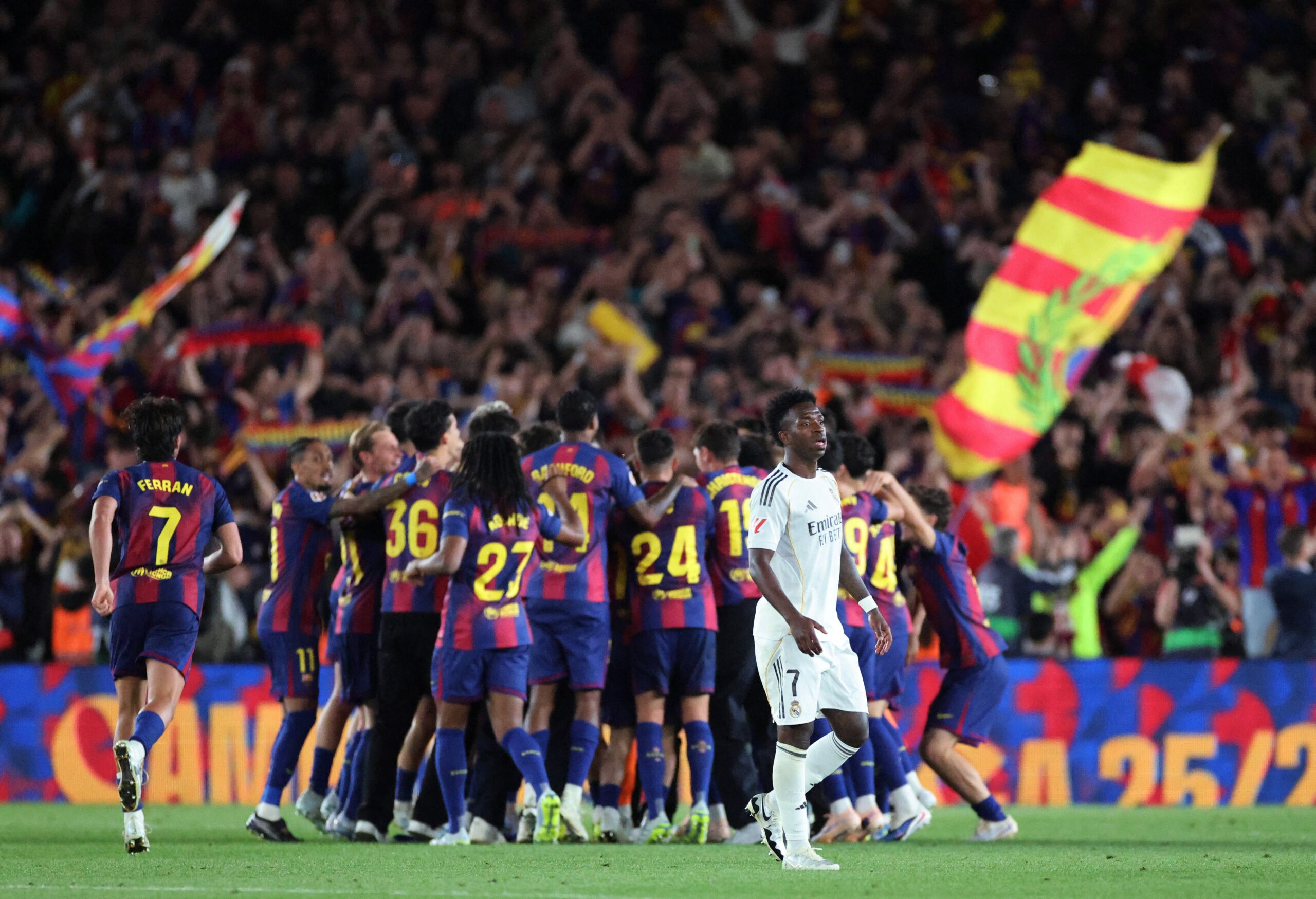 Jucatorii Barcelonei celebrand victoria cu Real Madrid din Clasico si titlul de campioni La Liga, FOTO: La Patria
