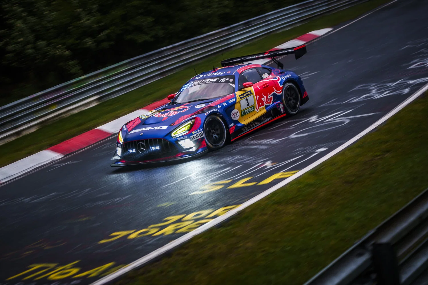 Max Verstappen pe circuitul de la Nurburgring, FOTO: RedBull Content poll