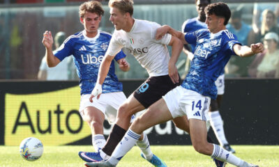 Rasmus Hojlund, Nico Paz si Jacobo Ramon in duel pentru balon, FOTO: Football Italia