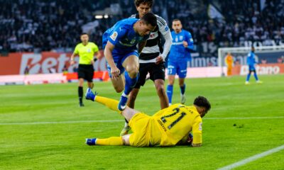 Laurentiu Popescu de la Universitatea Craiova retie balonul in fata coechipierului sau Carlos Mora si a lui Omar El Sawy de la U Cluj, in timpul finalei Cupei Romaniei, partida dintre Universitatea Cluj vs Universitatea Craiova, Stadion Municipal, Sibiu, FOTO: © Andrei Apolzan / SportPulse