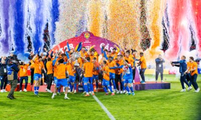 Jucatorii Universitatii Craiova celebrand castigarea Cupei Romaniei dupa finala cu Universitatea Cluj, Stadion Municipal, Sibiu, FOTO: © Andrei Apolzan / SportPulse