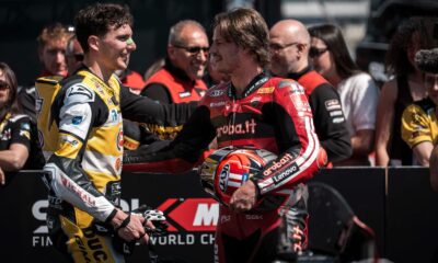 Nicolo Bulega si Lorenzo Baldasari, dupa cursa de pe Balaton Park, FOTO/ Aruba.it