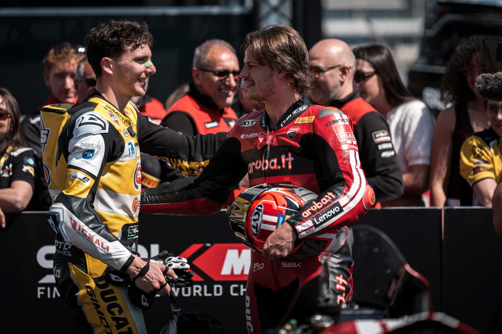 Nicolo Bulega si Lorenzo Baldasari, dupa cursa de pe Balaton Park, FOTO/ Aruba.it