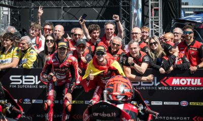Nicolo Bulega si Iker Lecuona pe podiumul de premiere, FOTO/ Aruba.it