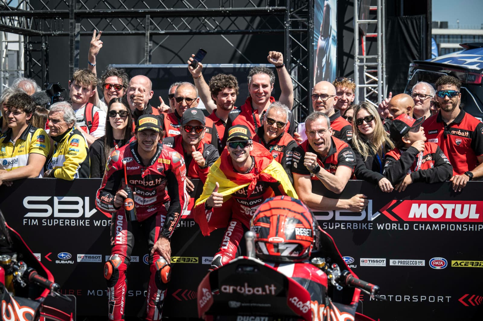 Nicolo Bulega si Iker Lecuona pe podiumul de premiere, FOTO/ Aruba.it