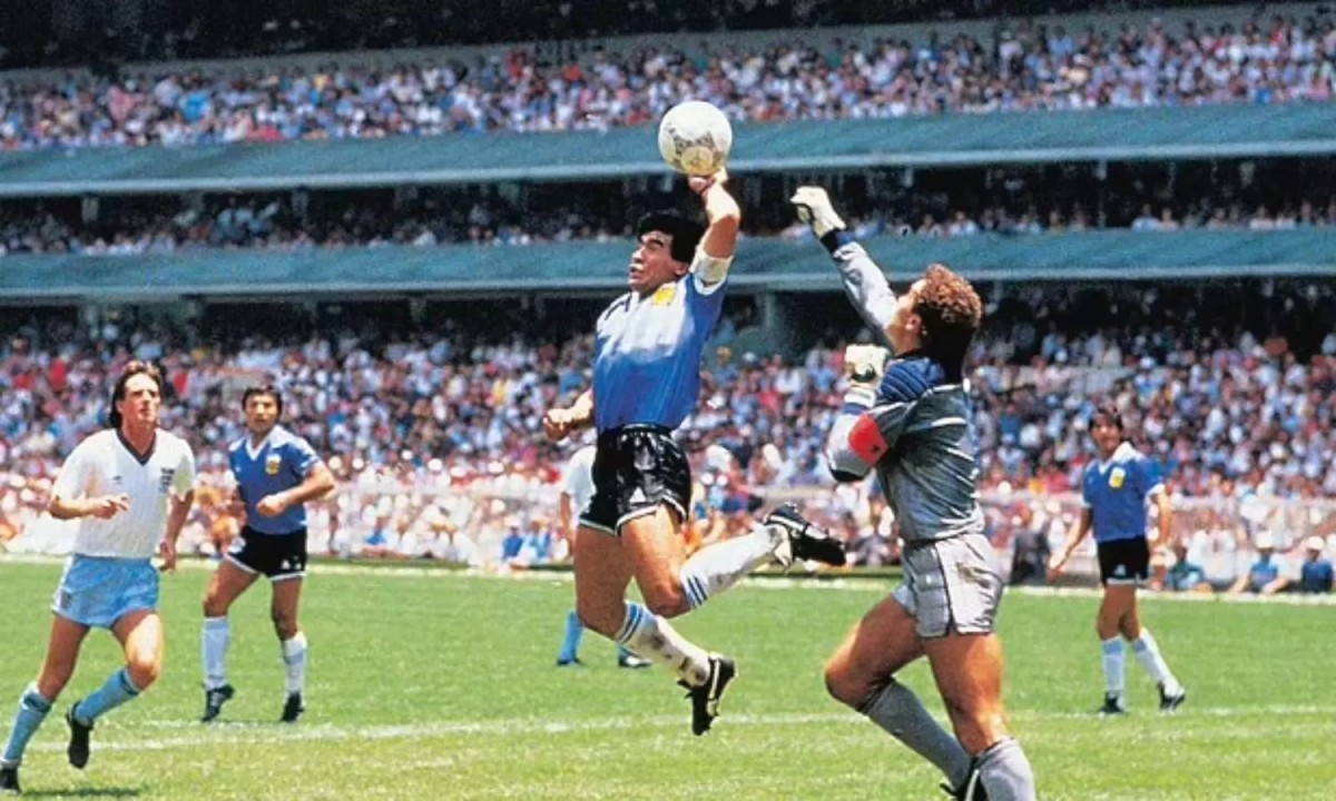 Diego Maradona, marcand golul supranumit La mano de Dios, FOTO: La Nacion