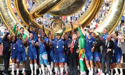 Donald Trump pe podium alatruri de Chelsea la ridicare trofeului Cupei Mondiale a cluburilor, FOTO: AFP