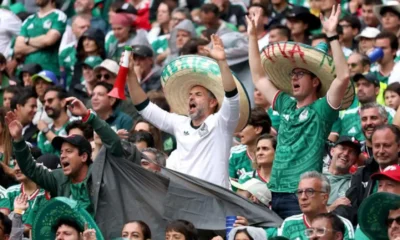 Fanii mexicani cantant in tribunele celebrului Estadio Azteca, FOTO: Getty/AFA