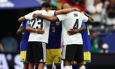 Felix Nmecha și Jonathan Tah alaturi de jucatorii din Curacao, se roaga impreuna la finalul partidei, FOTO: IMAGO