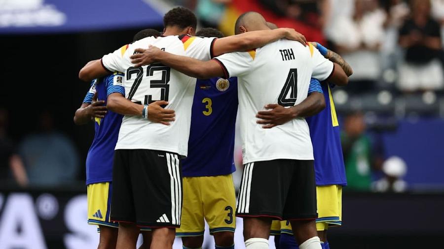 Felix Nmecha și Jonathan Tah alaturi de jucatorii din Curacao, se roaga impreuna la finalul partidei, FOTO: IMAGO