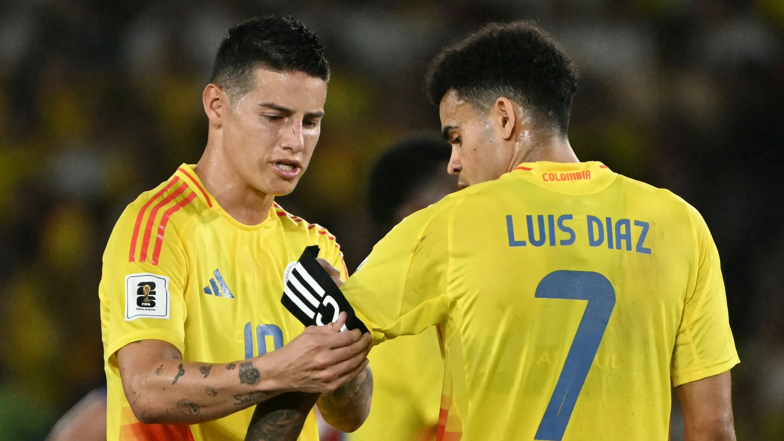 James Rodriguez cedand banderola de capitan lui Luis Diaz, FOTO: IMAGO