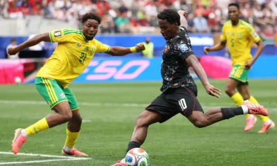 Jonathan David (10) si Ime Okon (21), FOTO:IMAGO