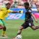 Jonathan David (10) si Ime Okon (21), FOTO:IMAGO