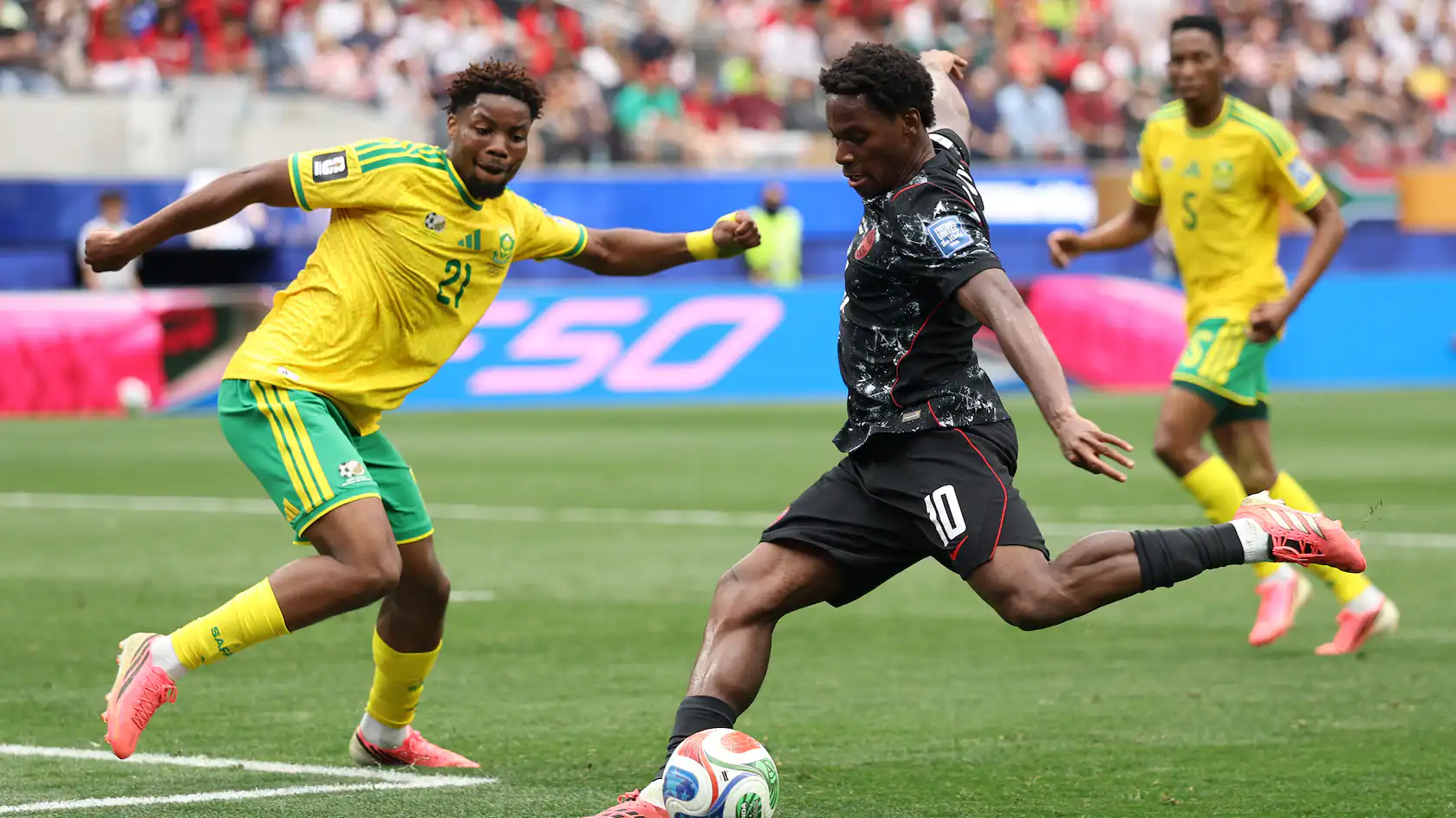 Jonathan David (10) si Ime Okon (21), FOTO:IMAGO