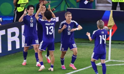 Jucatorii japonezi celebrand golul marcat, FOTO: IMAGO