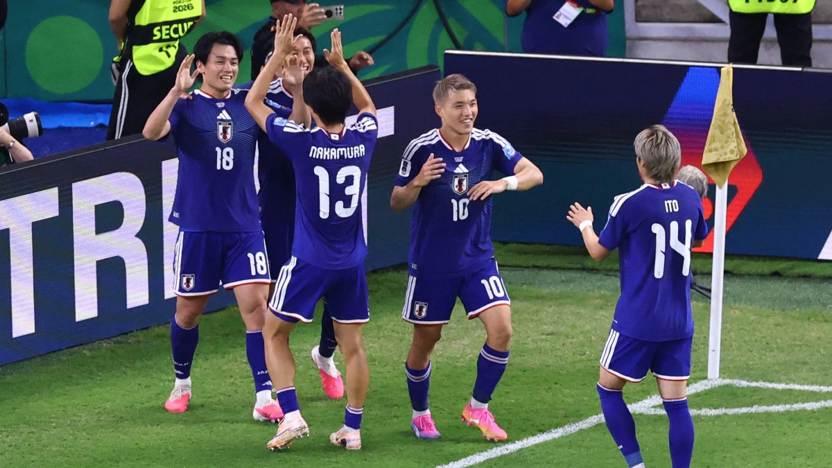 Jucatorii japonezi celebrand golul marcat, FOTO: IMAGO