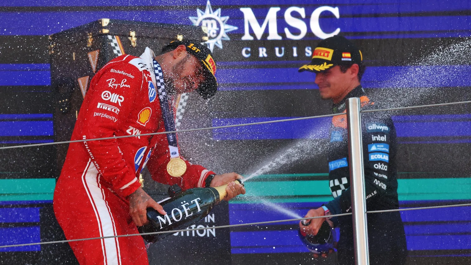 Lando Norris si Lewis Hamilton pe podiumul de la Barcelona, FOTO: ClamoPhoto
