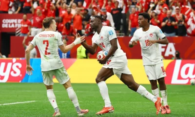 Promise David (24) si Alistair Johnston (2), Canada, celebrand golul, FOTO: Y News Canada
