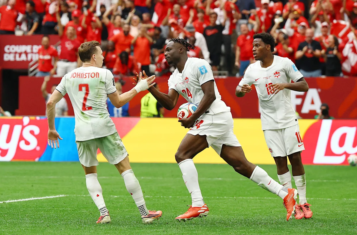 Promise David (24) si Alistair Johnston (2), Canada, celebrand golul, FOTO: Y News Canada