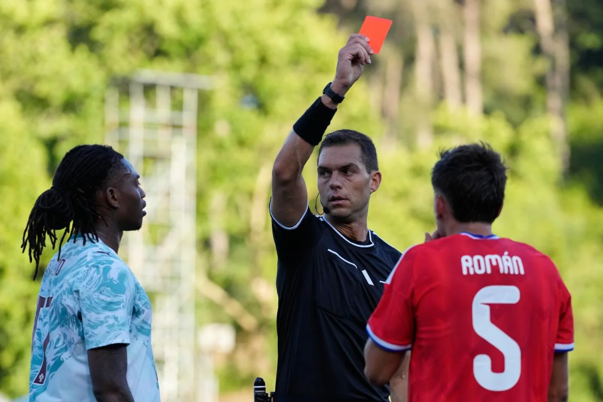 Rafa Leao, eliminat dupa ce si-a lovit adversarul, FOTO: Goal.com