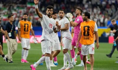 Ramin Rezaeian (23), selectionata Iranului salutand publicul dupa partida cu Noua Zeelanda, FOTO: AFP
