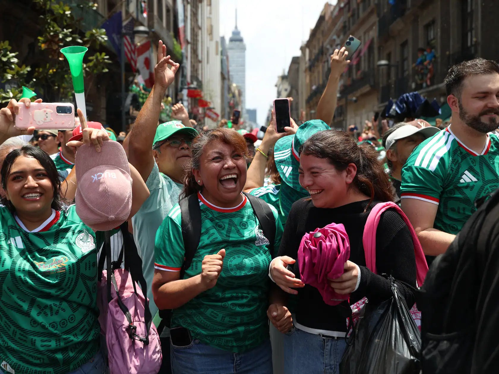 Suporterii mexicani inaintea partidei de deschidere a Cupei Mondiale, FOTO:IMAGO