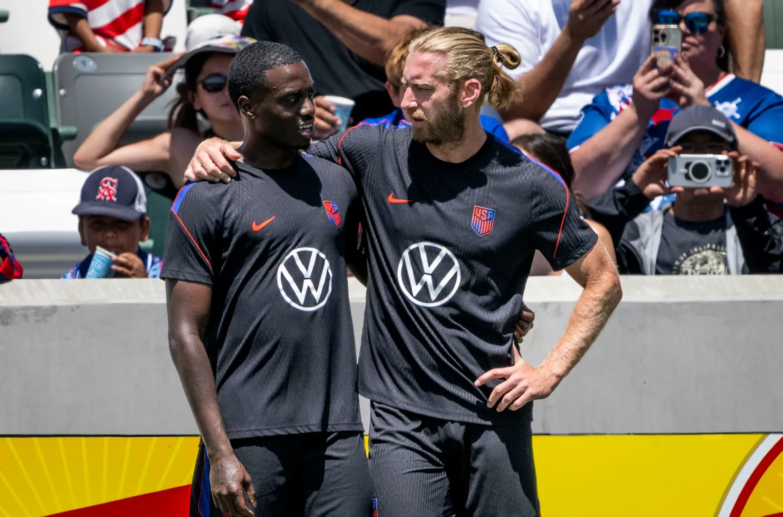 Tim Welsh, stanga si Tim Ream in timpul unesi sesiuni de antrenament inaintea debutului la Cupa Mondiala 2026, FOTO/ AFA