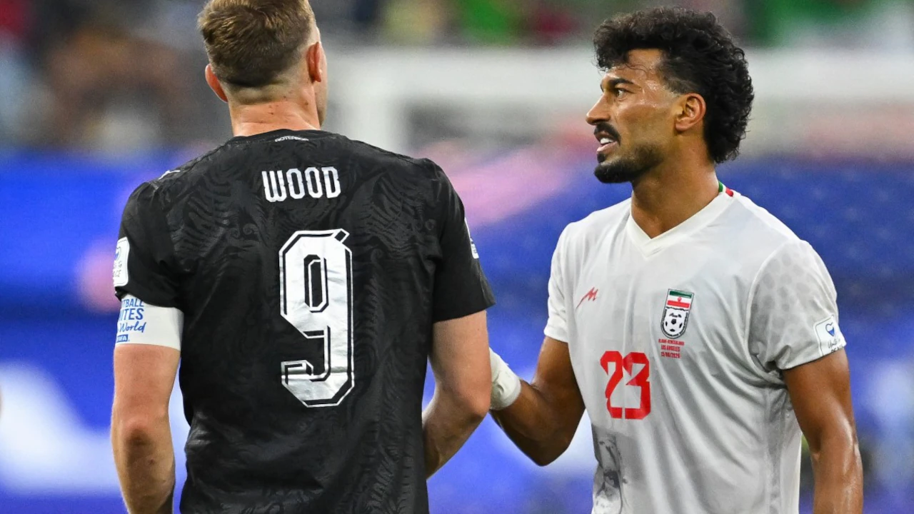 Chris Wood (9) si Ramin Rezaeian (23), FOTO: IMAGO