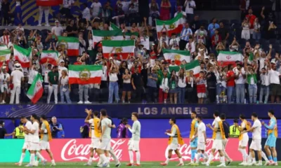 Suporterii iranieni fluturand drapelul Iranian, FOTO/AFP