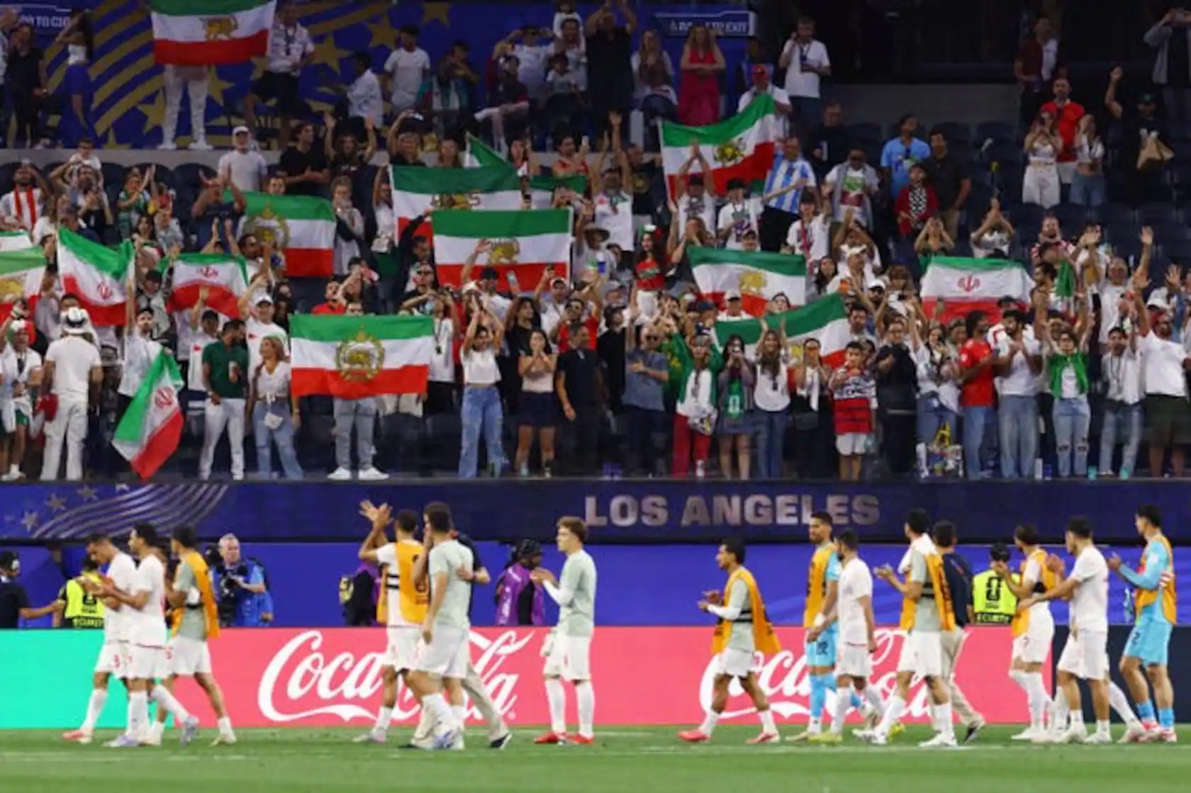 Suporterii iranieni fluturand drapelul Iranian, FOTO/AFP