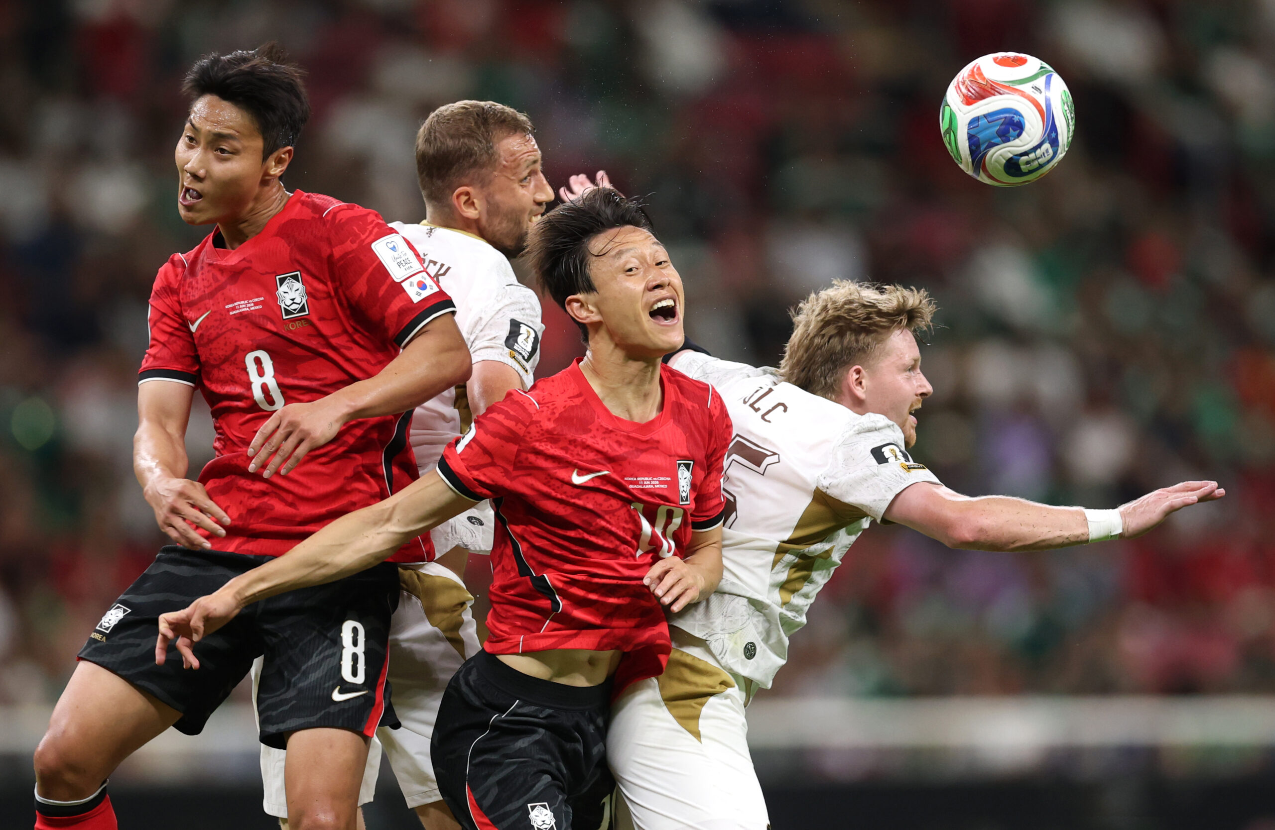 Jae-Sung Lee(10) de la Coreea de Sud in duel cu Pavel Sulc (15) de la Cehia, FIFA World Cup 2026 Group A partida dintre Correa vs Cehia, Guadalajara Stadium, Mexico, FOTO/ AFP