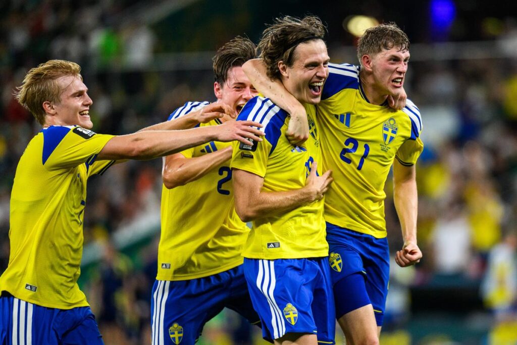 Lucas Bergvall, Elliot Stroud, Mattias Svanberg si Alexander Bernhardsson, celebrand golul patru in partida impotriva Tunisiei de la Cupa Mondiala, FOTO/ J. Marklund/ AP