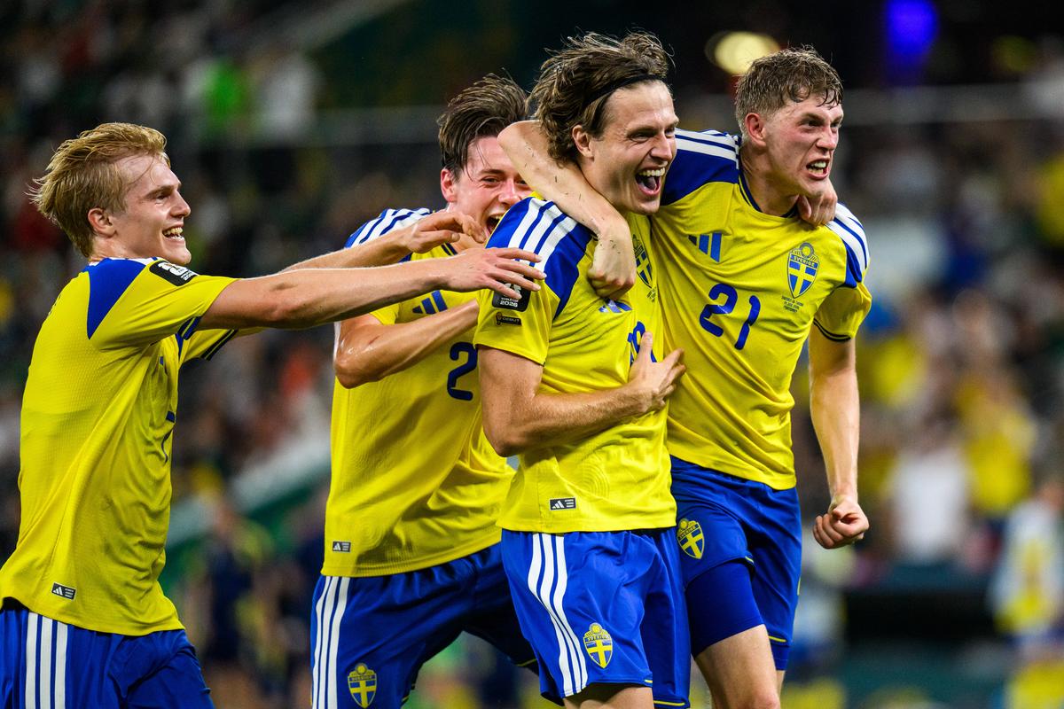 Lucas Bergvall, Elliot Stroud, Mattias Svanberg si Alexander Bernhardsson, celebrand golul patru in partida impotriva Tunisiei de la Cupa Mondiala, FOTO/ J. Marklund/ AP