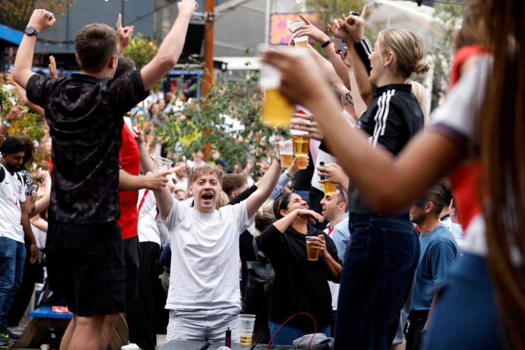 Suporterii englezi sarbatorind in pub, FOTO:IMAGO
