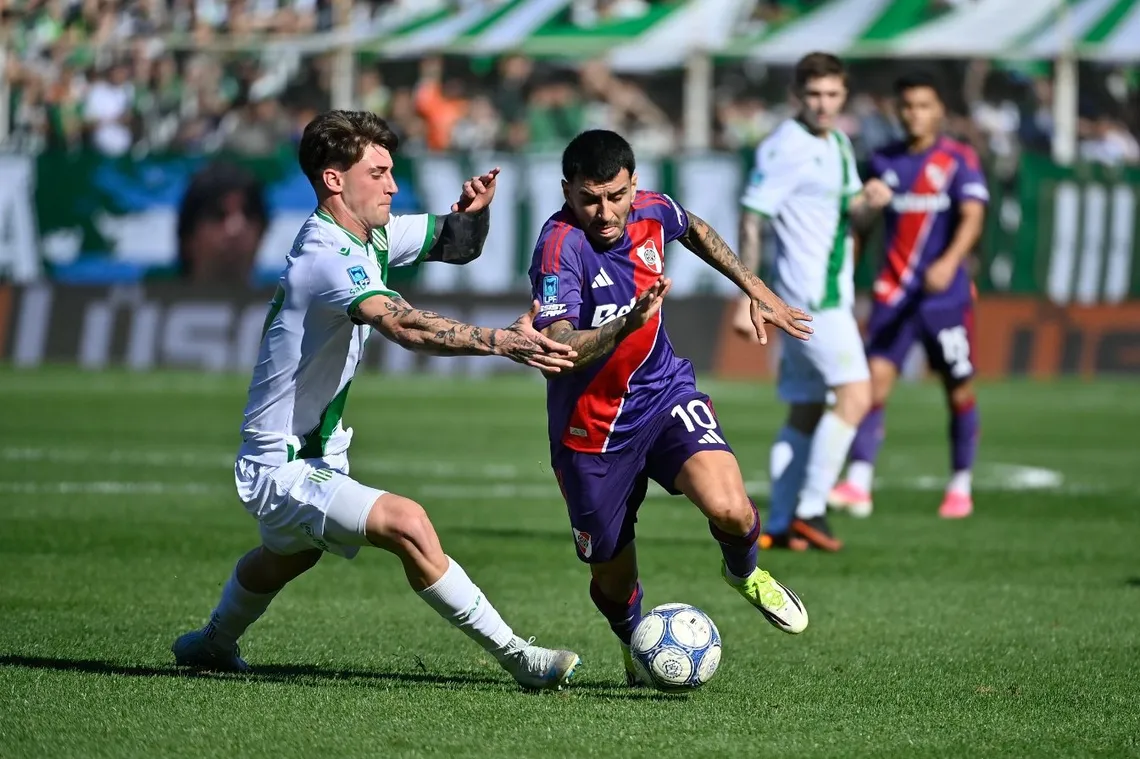 Angel Correa de la River Plate in duel pentru balon, FOTO:EFE