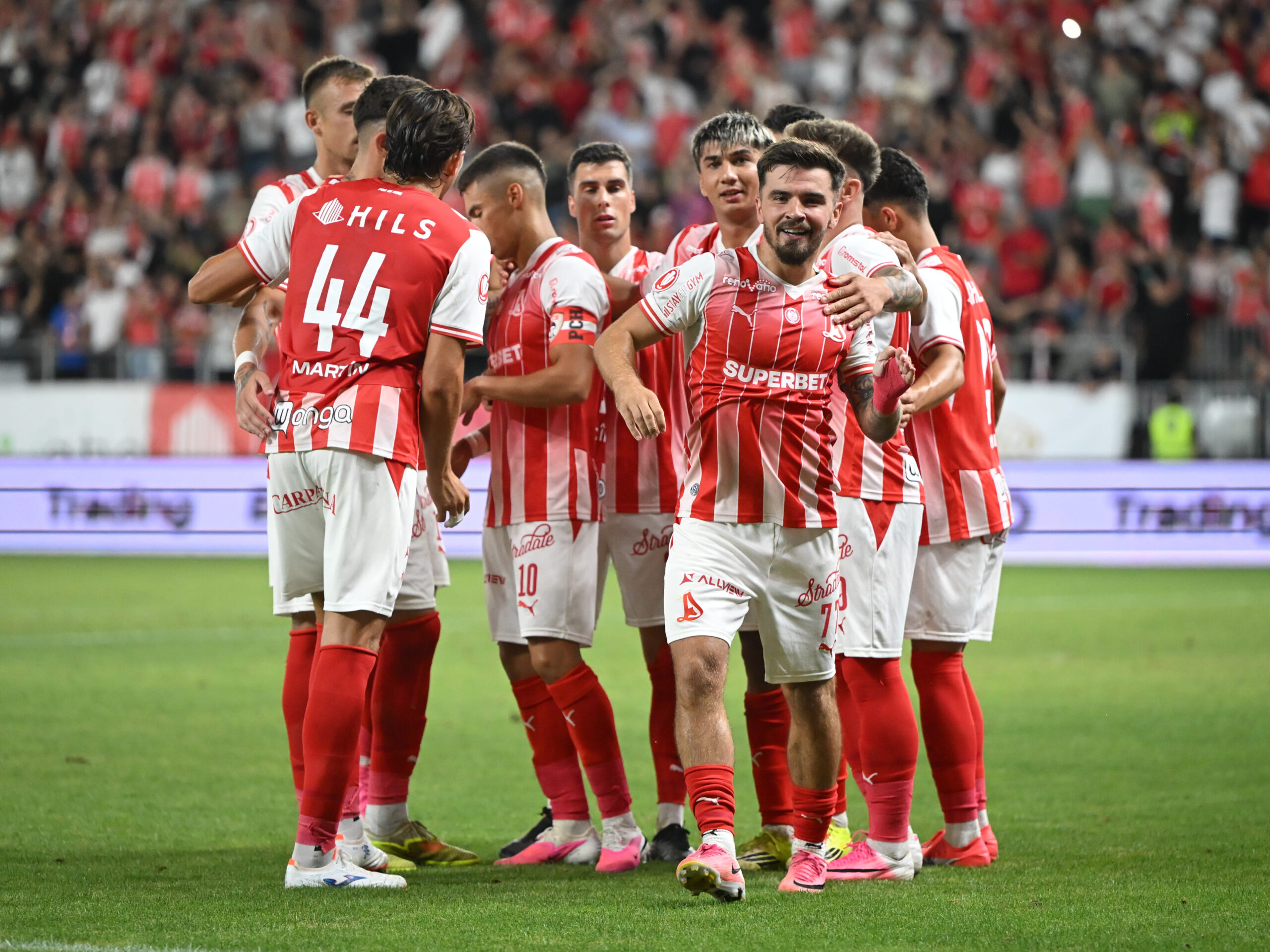 Danniel Charles Armstrong se bucură dupa un gol marcat alături de fotbalistii dinamovisti © FOTO:Razvan Pasarica/SPORT PICTURES