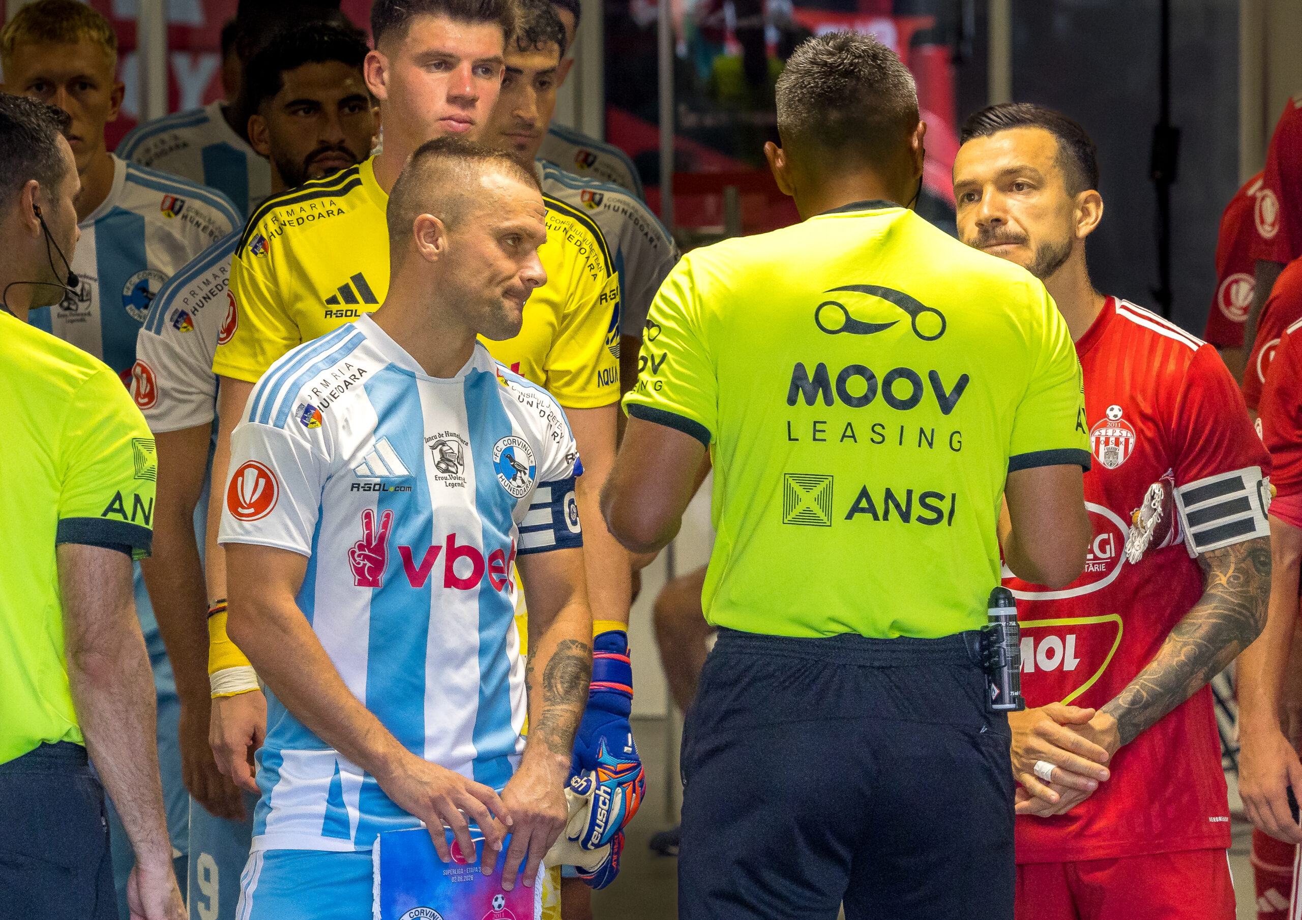 Alexandru Neacsa de la Corvinul Hunedoara si Cosmin Matei de la Sepsi stand de vorba pe tunel cu arbitrul partidei Horatiu Fesnic, inaintea fluierului de start a partidei dintre Corvinul Vs Sepsi OSK, Superliga, 02.08.2026, FOTO/ Emil Sebastian Popescu/ ESPphoto/SportPulse