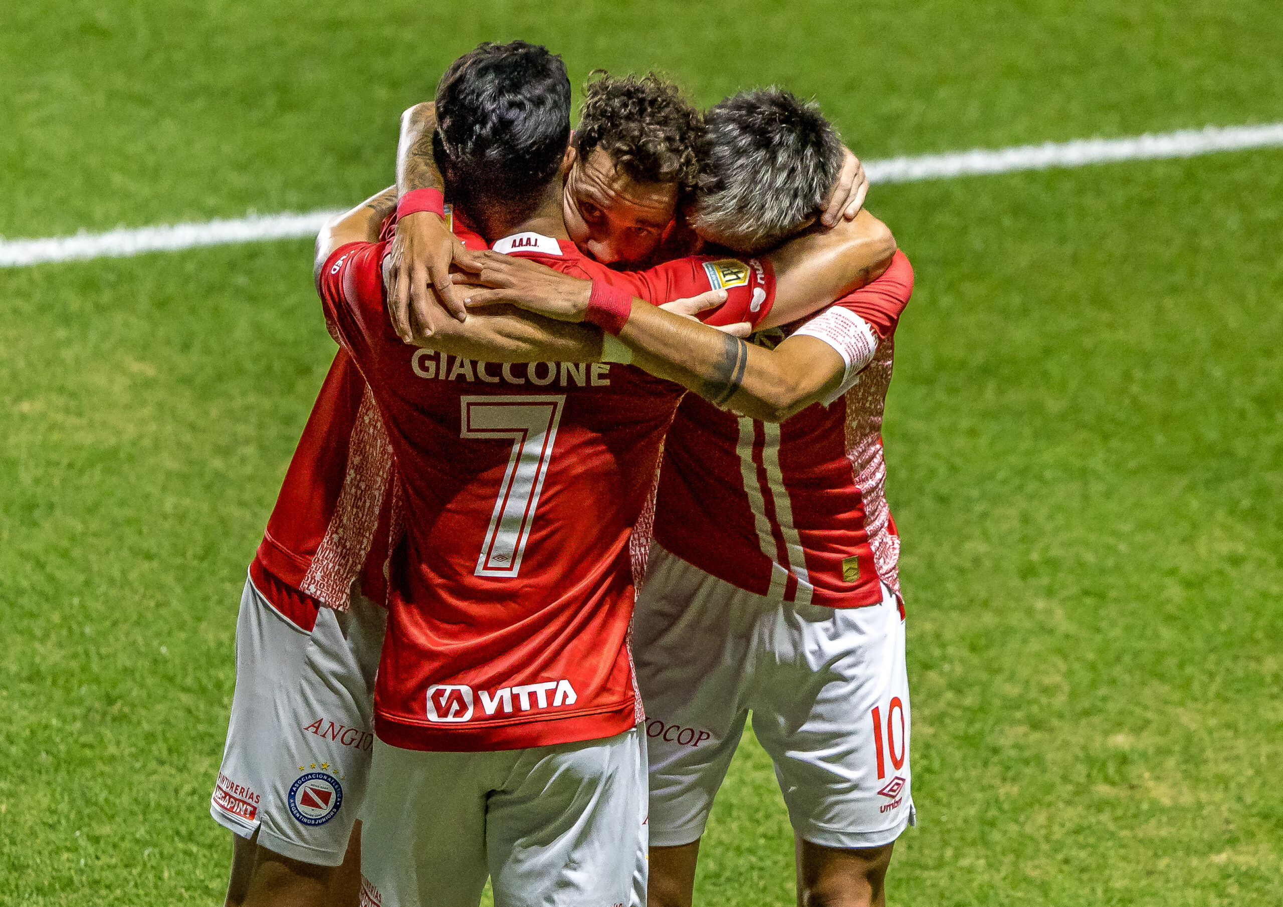 Alan Lescaano (10), Argentinos Juniors, celebrand golul marcat alaturi de coechipierii lui, Estadio Diego Armando Maradona, Buenos Aires, FOTO/Emil Sebastian Popescu/ESPphoto
