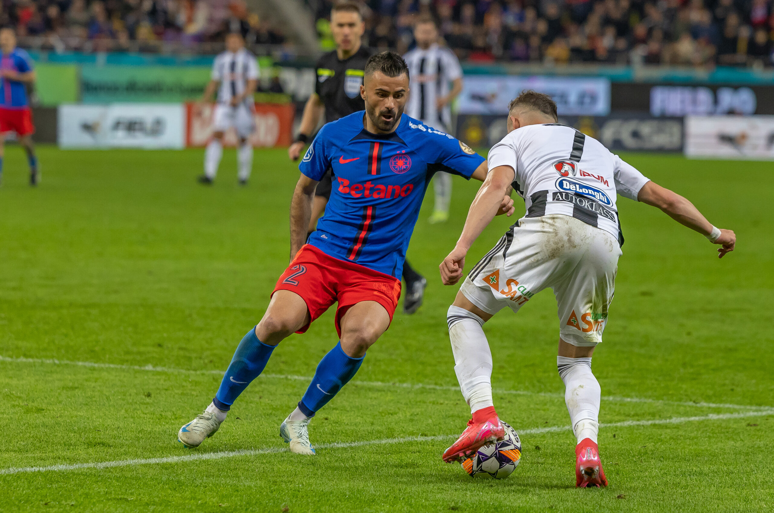 Valentin Crețu de la FCSB in duel pentru minge, FOTO/Emil Sebastian Popescu/SportPulse