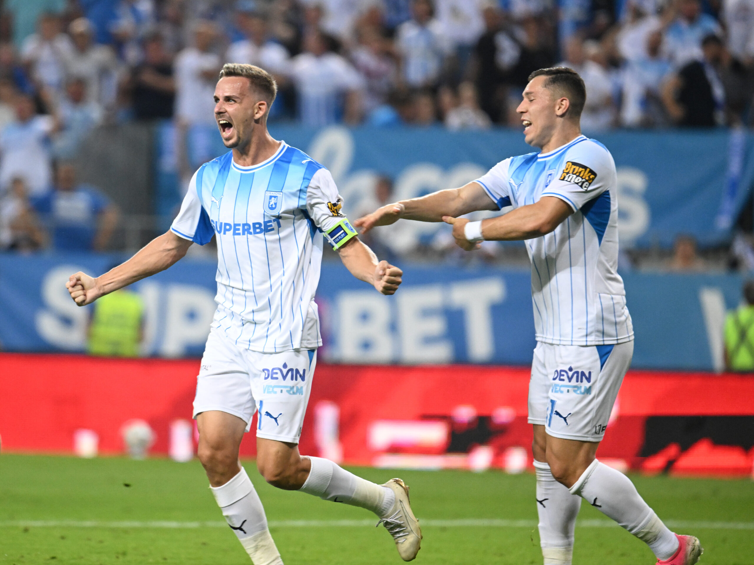 Nicusor Silviu Bancu se bucura dupa un gol marcat alaturi de Carlos Andrei Mora Montoya in meciul dintre Universitatea Craiova si Ararat Armenia, contand pentru UEFA Europa League, desfasurat pe Stadionul Ion Oblemenco din Craiova, joi 20 august 2026. © FOTO:Razvan Pasarica/SPORT PICTURES