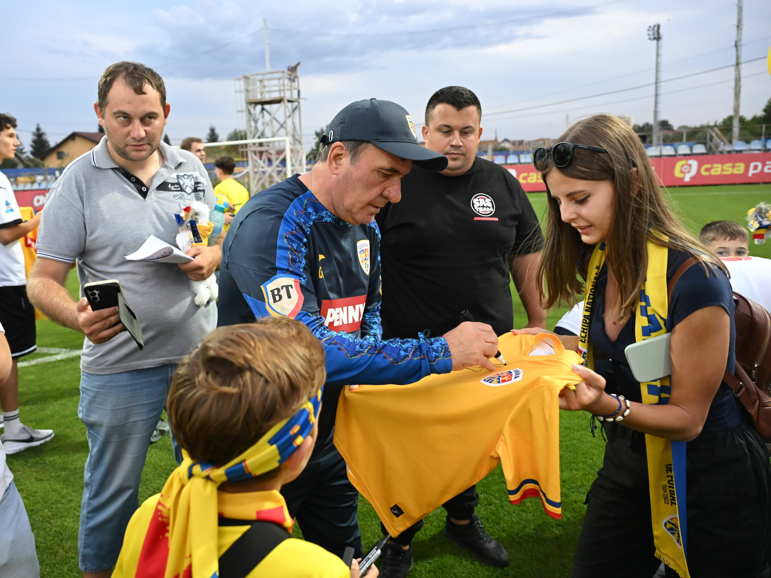 Selectionerul Gheorghe Hagi da autografe inaintea unui antrenament de dinaintea meciurilor din Liga Natiunilor, desfasurat la Centrul National de Fotbal de la Mogosoaia, luni 21 septembrie 2026. © FOTO:Razvan Pasarica/SPORT PICTURES
