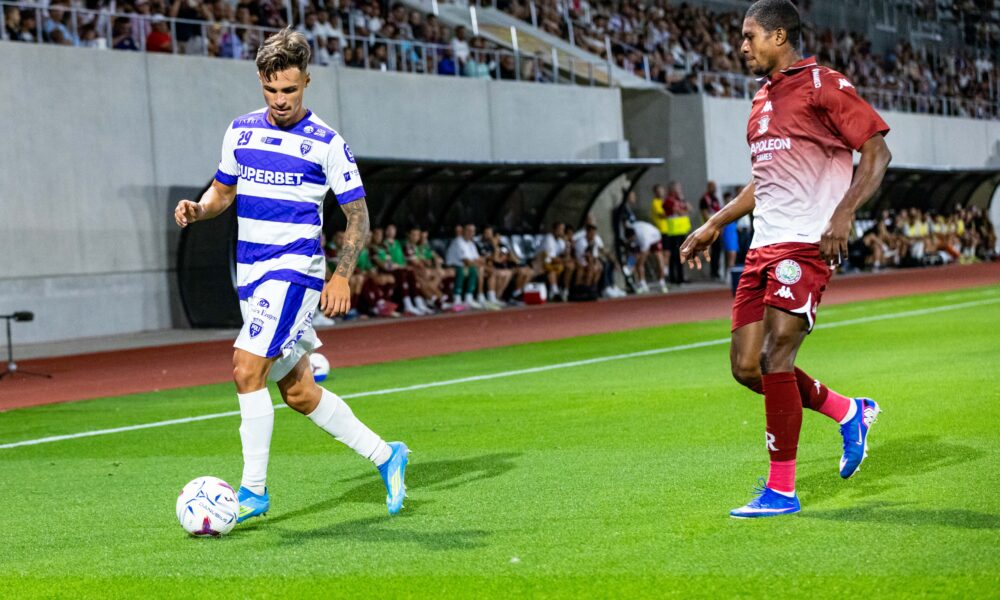 Mohammed Kamara de la Rapid in duel pentru minge cu Dan Spataru de la Poli Timisoara, in partida dintre Politehnica Timișoara si FC Rapid Bucuresti, din prima etapa a Cupei Romaniei Betano, disputat pe stadionul Municipal , din Sibiu, 03 septemebrie 2026. FOTO/Andrei Apolzan/SportPulse