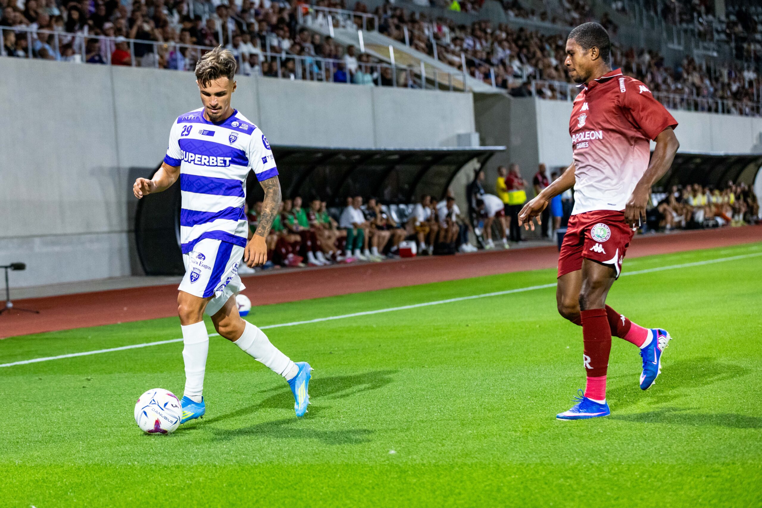 Mohammed Kamara de la Rapid in duel pentru minge cu Dan Spataru de la Poli Timisoara, in partida dintre Politehnica Timișoara si FC Rapid Bucuresti, din prima etapa a Cupei Romaniei Betano, disputat pe stadionul Municipal , din Sibiu, 03 septemebrie 2026. FOTO/Andrei Apolzan/SportPulse