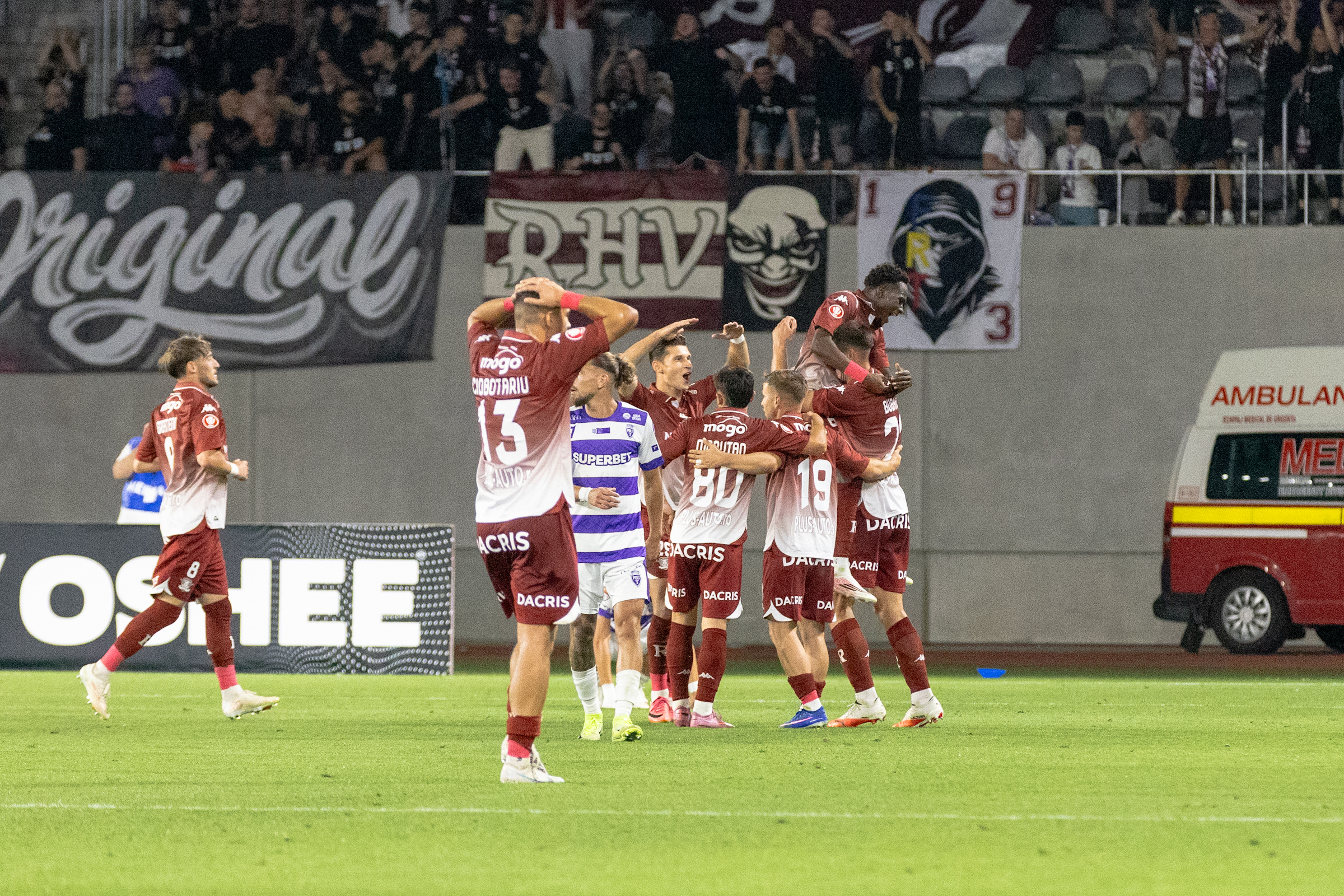 Jucatorii celor de la Rapid Bucuresti celebrand golul victoriei marcat de Vladan Bubanja in partida din Cupa Romaniei dintre Poli Timisoara vs Rapid Bucuresti, Stadion Municipal, Sibiu, FOTO Andrei Apolzan/SportPulse