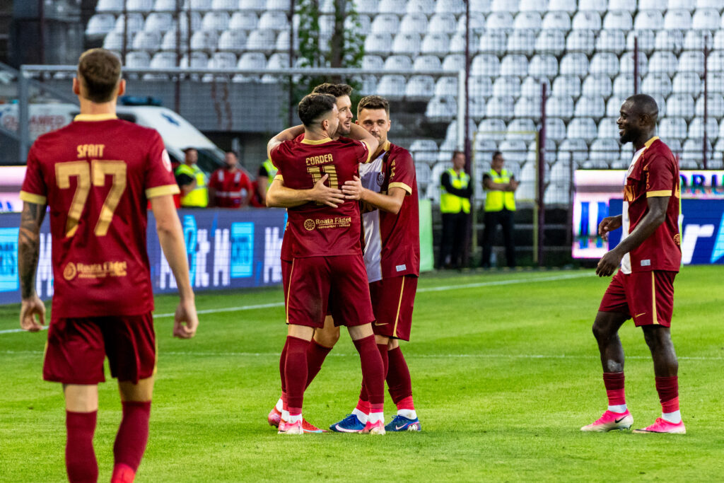 Sergiu Bus de la CFR celebrand al treilea gol al echipei sale alaturi de coechipierii sai in partida dintre CFR Cluj si FC Botosani din Superliga Romaniei, disputat pe stadionul Dr. Constantin Radulescu din Cluj-Napoca, 19 septembrie 2026. Andrei Apolzan/SportPulse