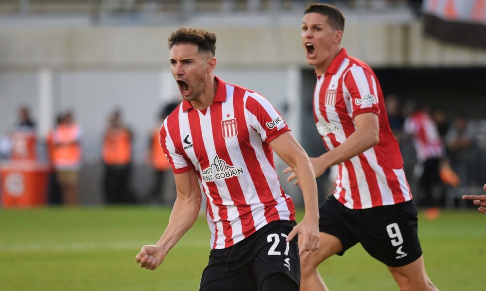 Adolfo Gaich(27) si Guido Carrillo (9) de la Estudiantes celebrand primul gol al partidei, FOTO/EFE