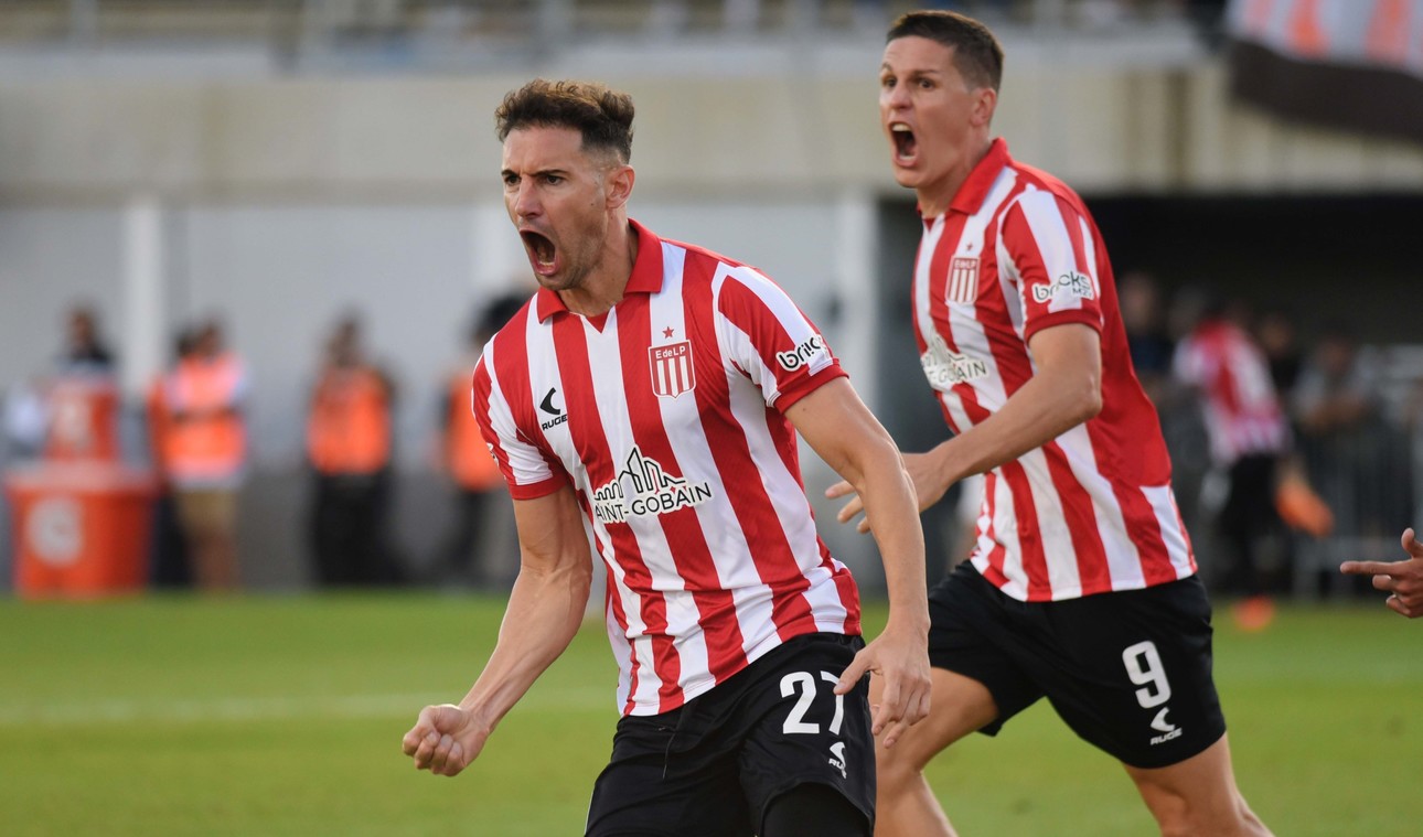 Adolfo Gaich(27) si Guido Carrillo (9) de la Estudiantes celebrand primul gol al partidei, FOTO/EFE