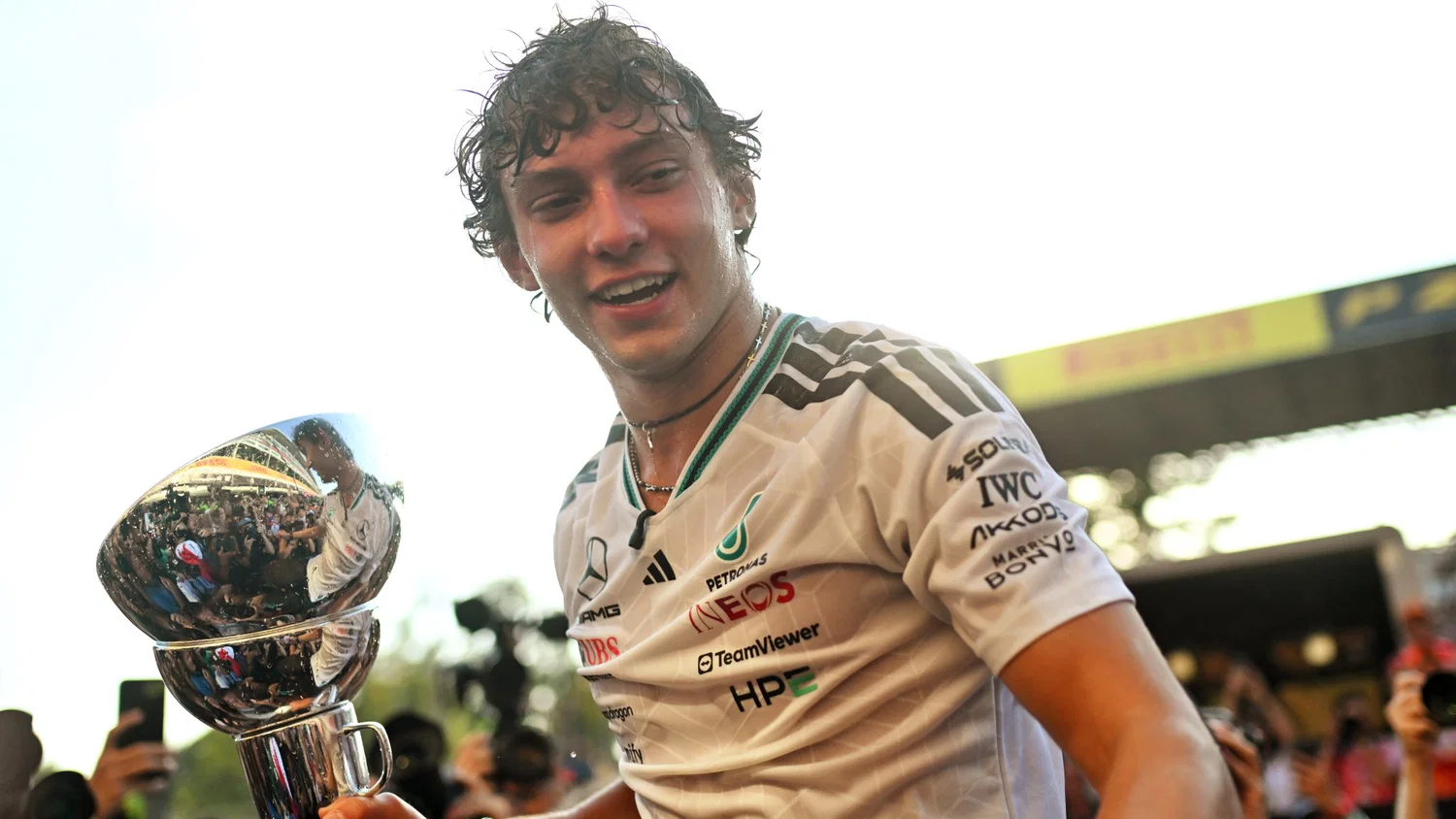 Antonelli celebrand dupa victoria de la Monza, FOTO:XPB Images