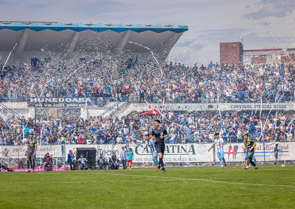 Suporterii Corvinului sabatorind in stil sud american promovarea in Superliga, Stadion Corvinul 1921 FOTO: © Emil Sebastian Popescu/ SportPulse
